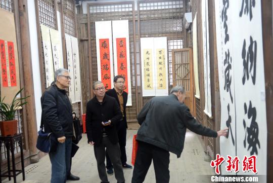 ����ӭ����īչ�ڸ��ݾٰ�