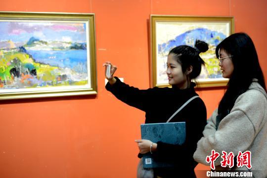 �������һ������ͻ�д����Ʒչ������Ļ