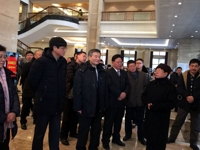 于志学向全国政协副主席罗富和、黑龙江省政府副省长孙永波、中国开发性金融促进会秘书长邢军、大兴安岭地委书记贾玉梅等领导介绍冰雪画派作品