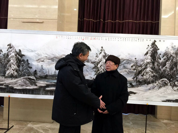 于志学与全国政协副主席罗富和交流冰雪文化