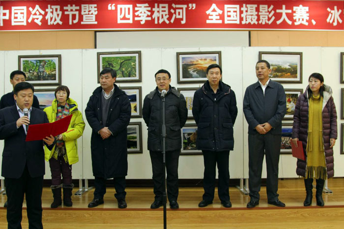 开幕式由根河市副市长尹立军主持