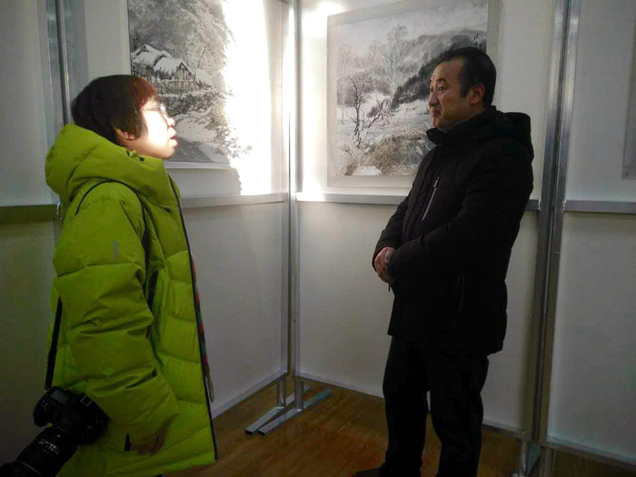 冰雪画会秘书长与汗马保护区管理局王守波副局长在交流