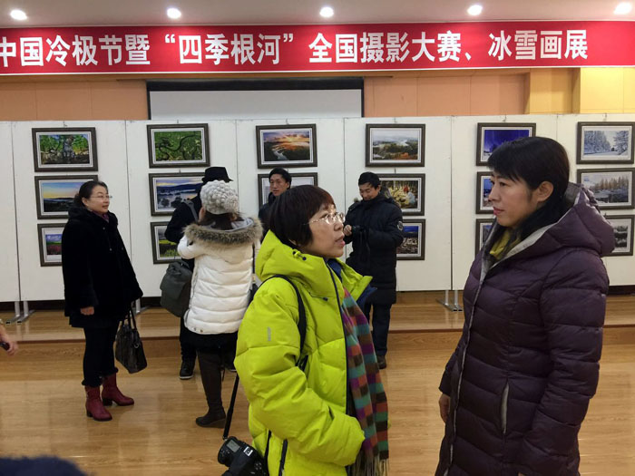 冰雪画会秘书长与根河文联张红梅主席在展厅交流