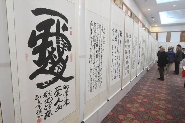 180���黭��Ʒ����չ�� �����������߰�ɫ����