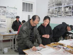 牡丹江冰雪画院院长高成山先生对学员进行辅导