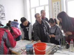新学员在开班式前看老学员绘画