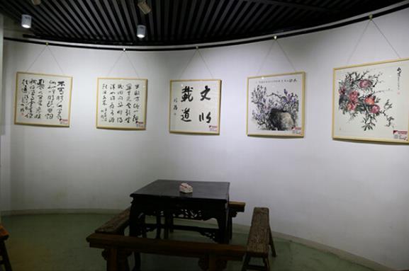 �׽������黭���ҽ�����Ʒ����չ�ھ���Ļ