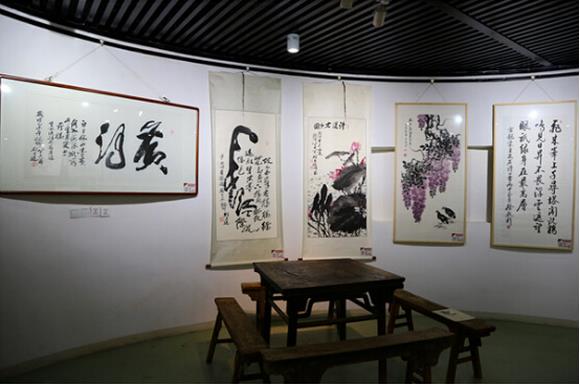 �׽������黭���ҽ�����Ʒ����չ�ھ���Ļ