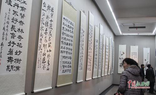 κ�����������־ʫ�黭չ���ϲ���Ļ