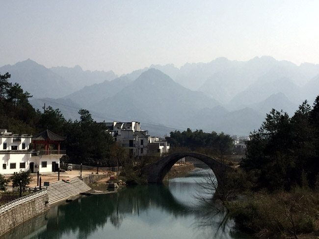 从于志学艺术园远眺黄山诸峰