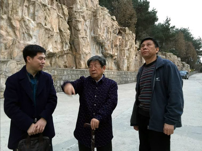 于志学与展馆设计师田镇探讨设计方案