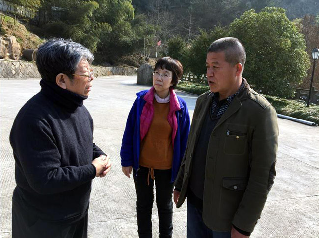 于志学与园艺师张文清商谈艺术园园林规划