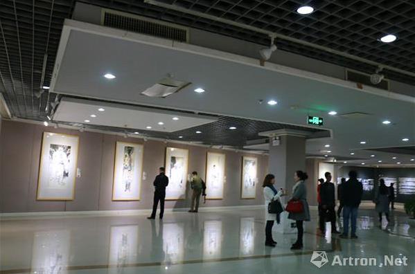 青年画家张喆水墨人物画个展亮宝楼启幕