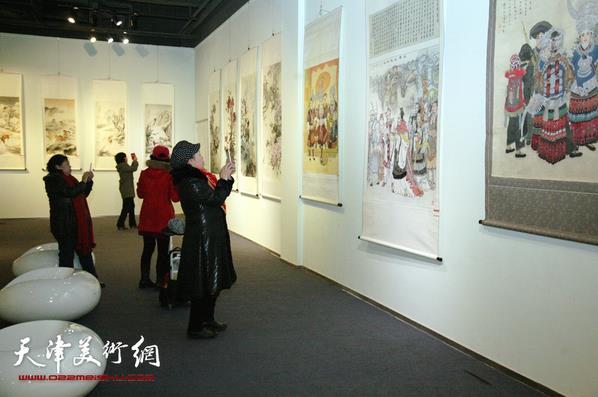 ����Ů�黭�Ҽ�������չ��Ļ