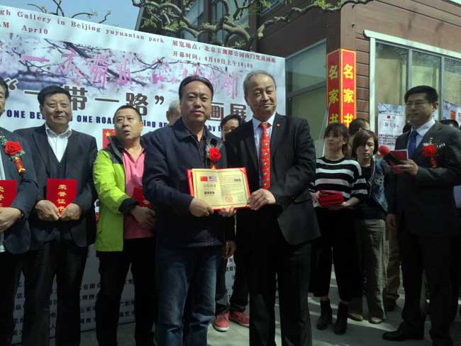 ������Э����ϯ�������ڡ�һ��һ·���黭չ��Ļʽ�Ͻ���Ƹ��