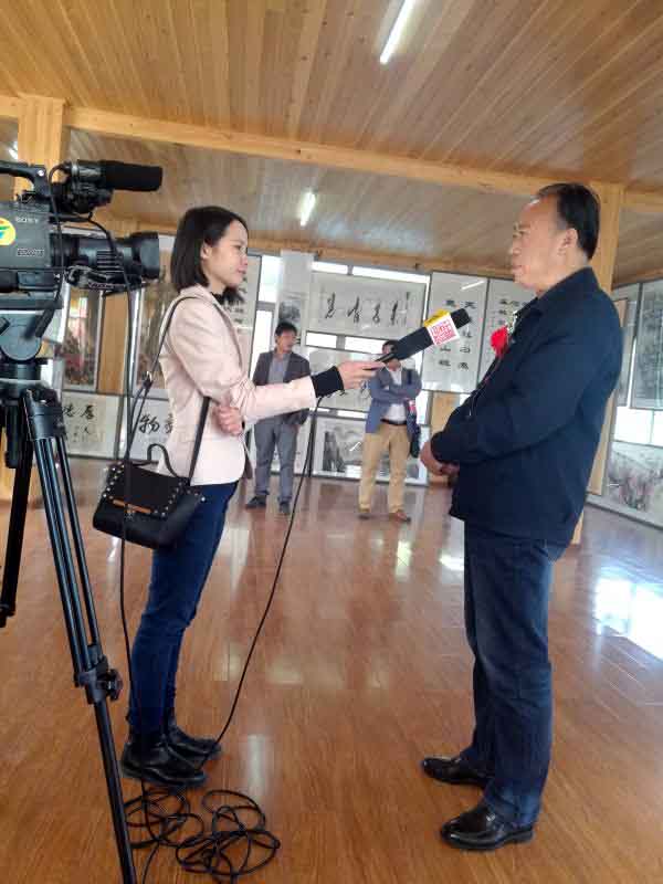 ������Э����ϯ�������ڡ�һ��һ·���黭չ��Ļʽ�Ͻ���Ƹ��