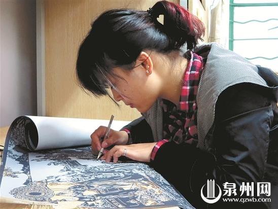 华侨大学女大学生自学剪纸 50小时刻画出《清明上河图》