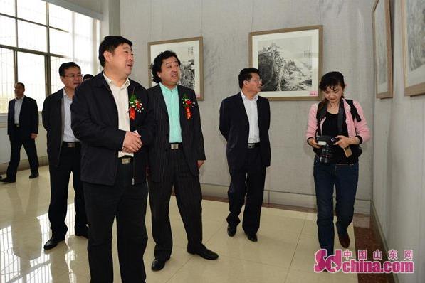 ��������ɽ���������������ݾٰ��黭����չ