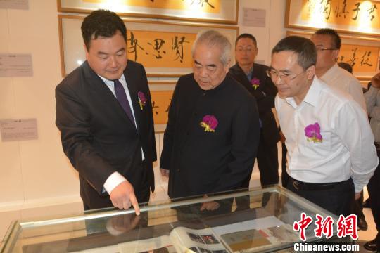 �黭�ҷ��������Ķ�Ӣ���Ĵ�չ������ʽ����