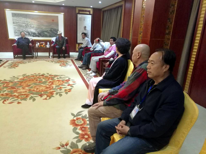 白力忱、尼玛泽仁同与会艺术家亲切座谈