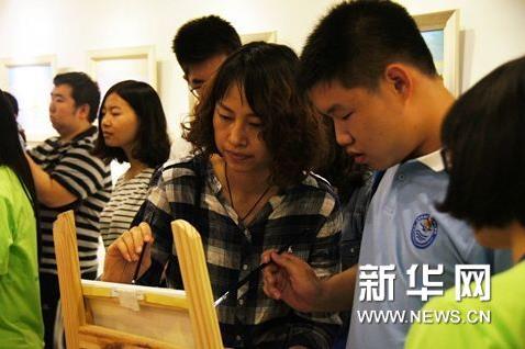 ������С�ְ���ůͯ�ġ�ѧ���黭��Ʒչ��Ļ