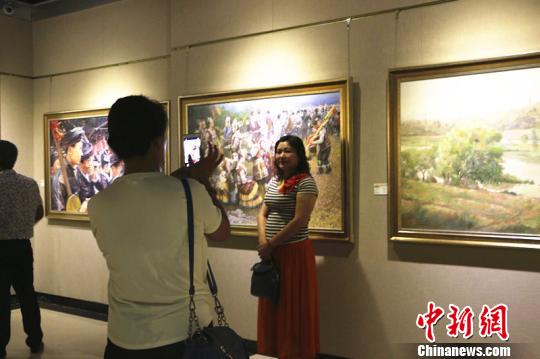 �������ݾٰ�������Ʒ˫��չ