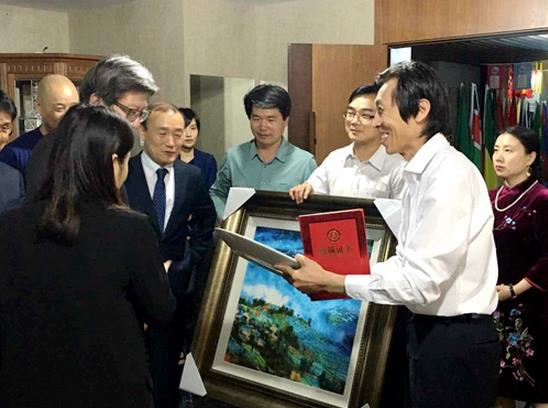 中华光影平面油画走进大韩民国国会并被收藏