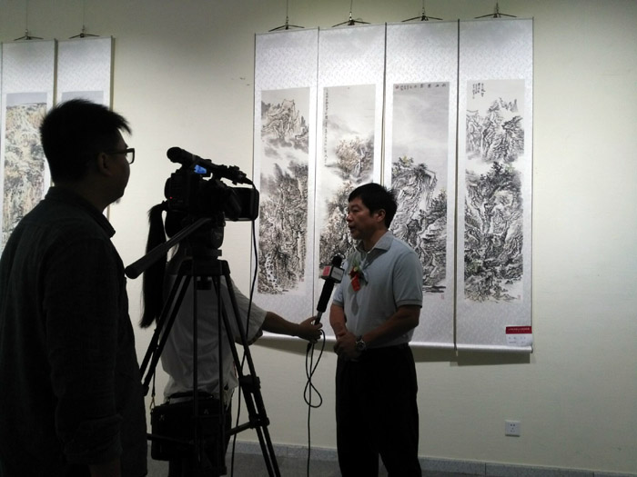 河北省美协主席祁海峰在展览现场