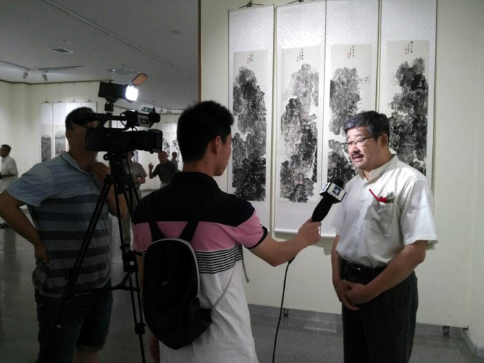 山西省文联副主席,山西省美协主席,山西画院院长王学辉接受燕赵书画频道采访