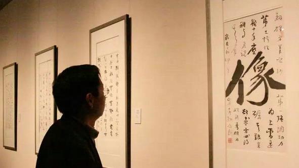 �黭������Ƶ����չ����˭��