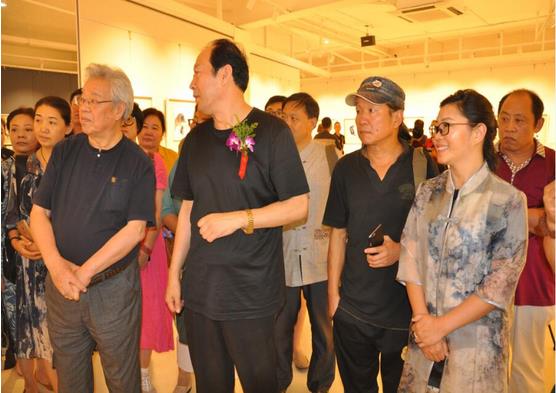 ����ɭ����СƷչ��һ������Ļ