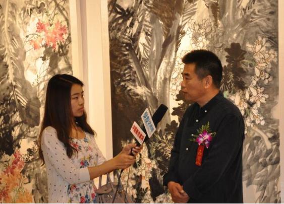 ����ɭ����СƷչ��һ������Ļ