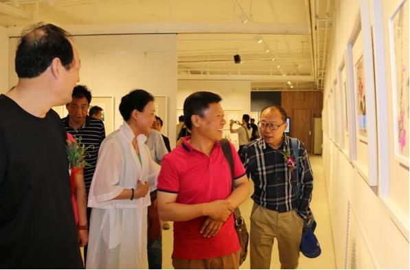 ����ɭ����СƷչ��һ������Ļ