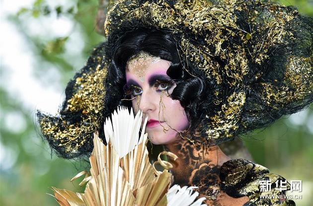 ��������ʻ���ڰµ�����Ļ