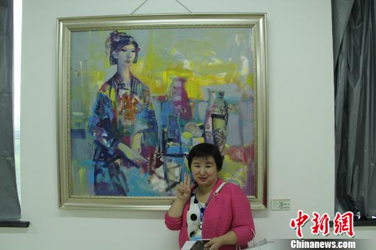 新疆特克斯举办中外油画展丝路风情浓郁