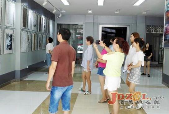 景德镇市“多彩昌南书画展”在群艺馆展出