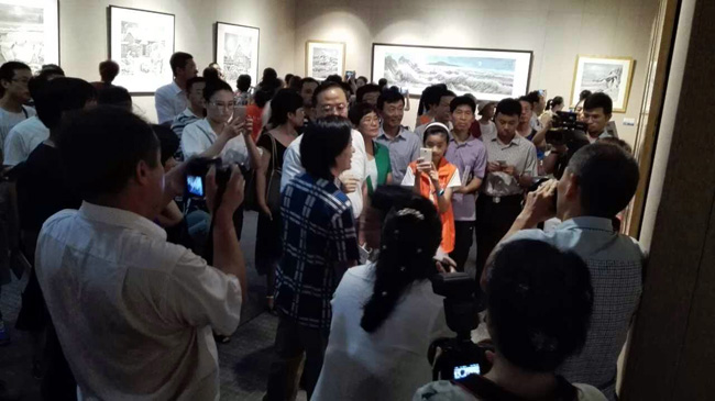 画展现场气氛热烈