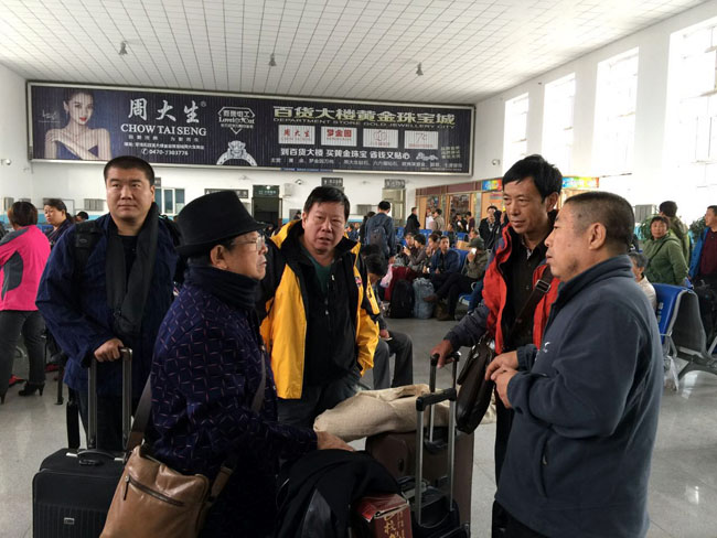 于志学先生在达牙克石火车站同弟子交流