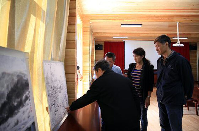 于志学先生在展览现场讲解冰雪画作品