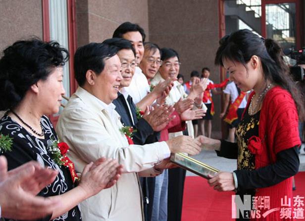 还记得获全国第四届妇女书法篆刻展览特等奖的美女吗