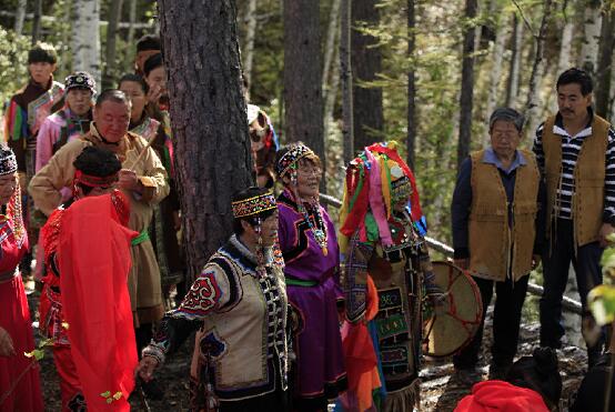 萨满向山神祈祷