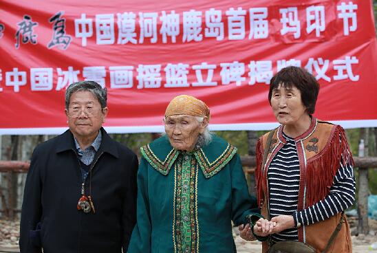 于志学与玛利亚索和得可沙在开幕式上