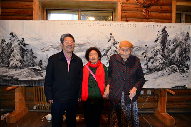 于志学与玛利亚索和关扣尼在冰雪画派创作的作品前 卢平摄