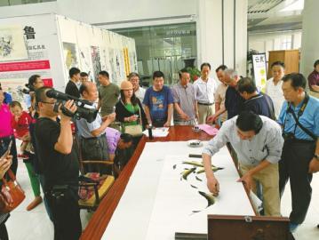 ���ӹ����黭������չ���Ͽ�Ļ