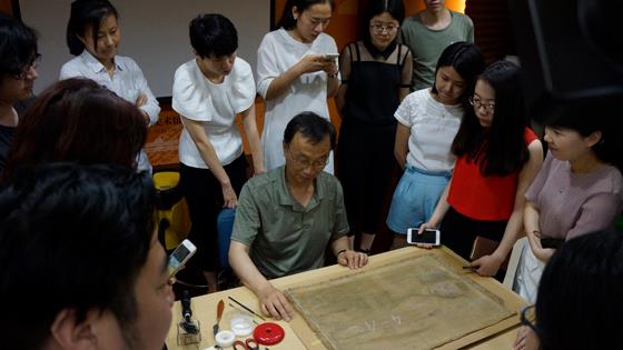 做中国美术馆界的第一批“艺术品保护医生”