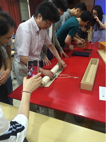 做中国美术馆界的第一批“艺术品保护医生”