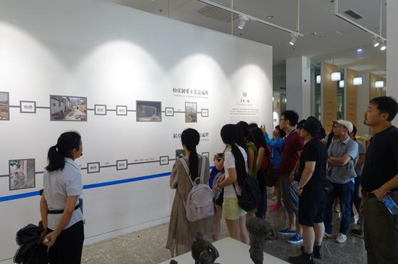 做中国美术馆界的第一批“艺术品保护医生”