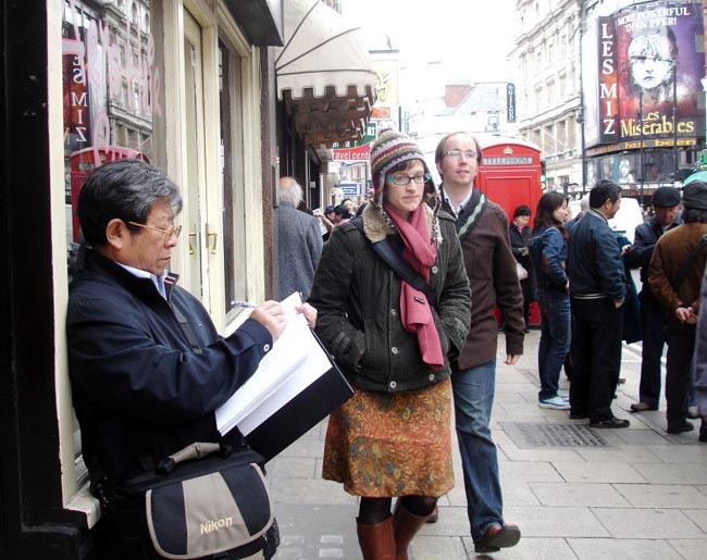 2008年于志学在英国伦敦牛津街画速写