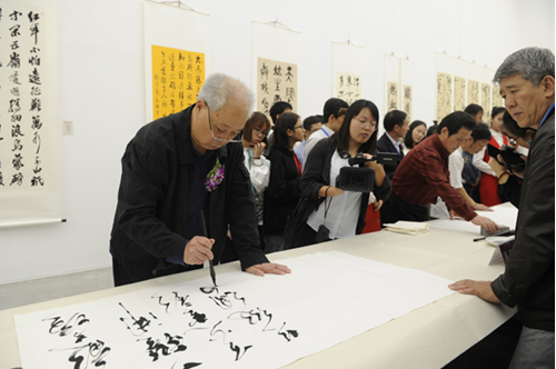 喜迎十九大 “春华秋实—教育书画展”在川大举行