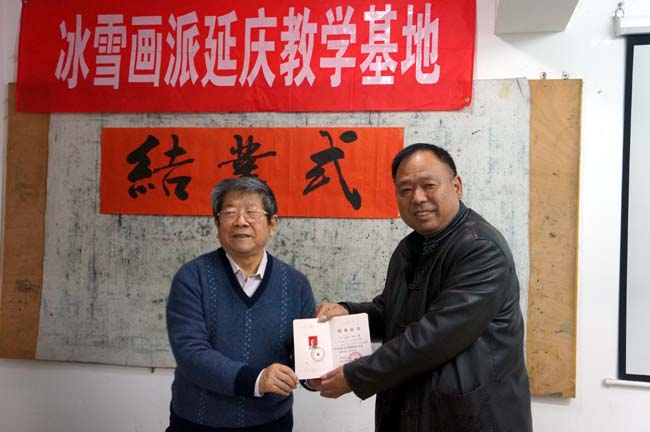 导师于志学向学员颁发结业证书